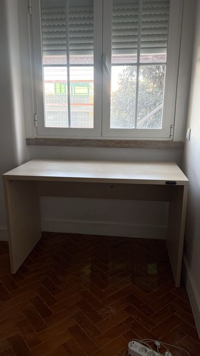 Secretária IKEA de madeira