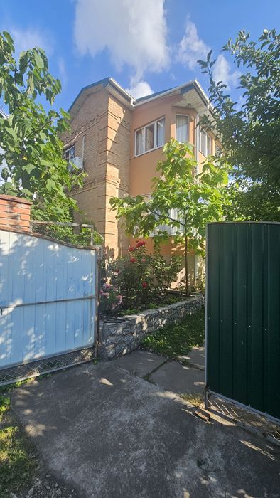 Продам заміський будинок