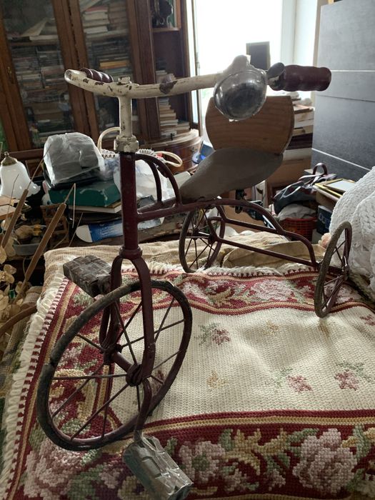 Triciclo Infantil Vintage em Ferro com Banco de Madeira – Peça Antiga