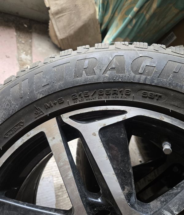 Продам зимнюю резину Goodyear Ultragrip 8 215/65/r16 на Peugeot 3008