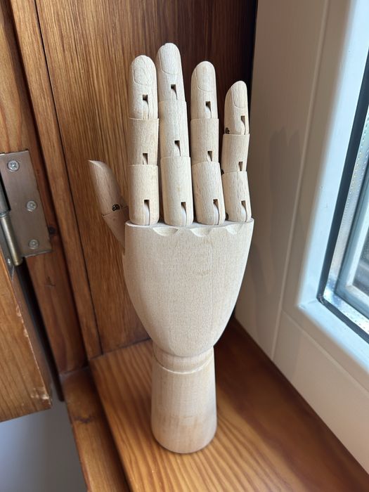 Mão articulada de madeira para desenho e decoração