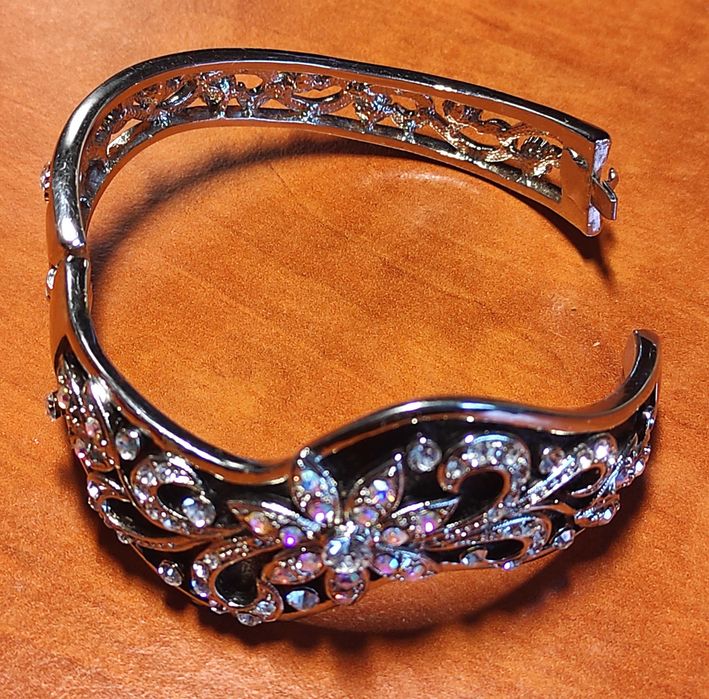 Украшение для дам: браслет и перстень.