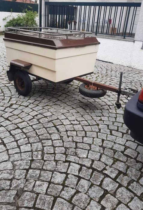 Atrelado / Reboque com tampa