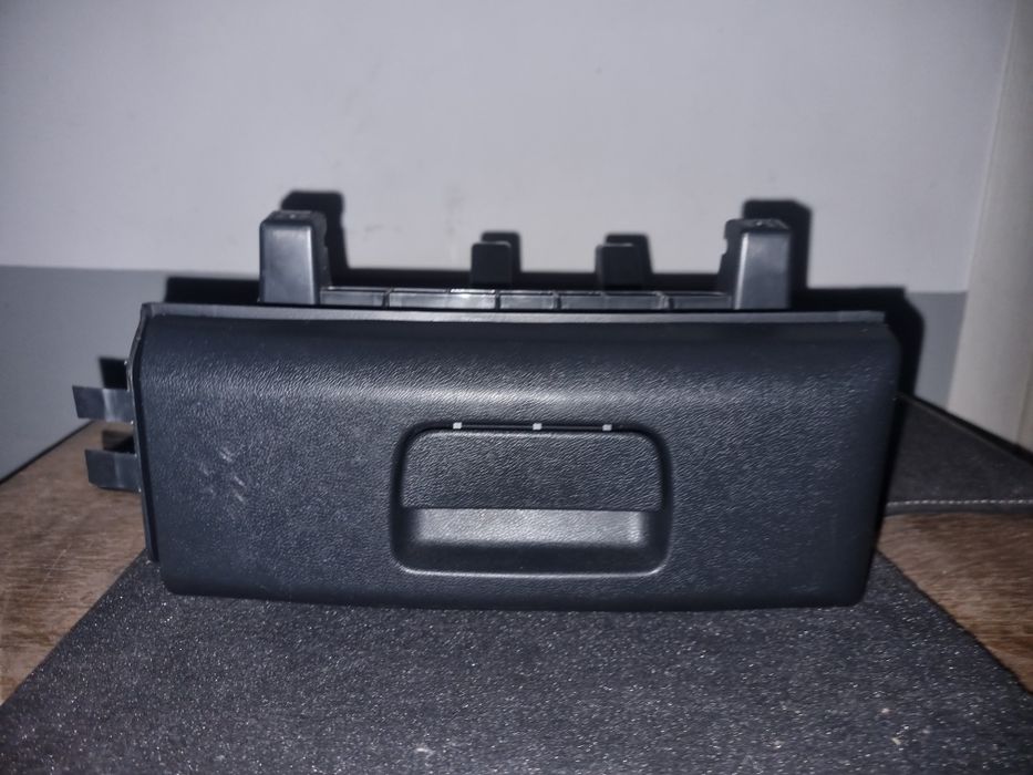 Ніша ящік  бардачок сидіння Skoda Octavia A5