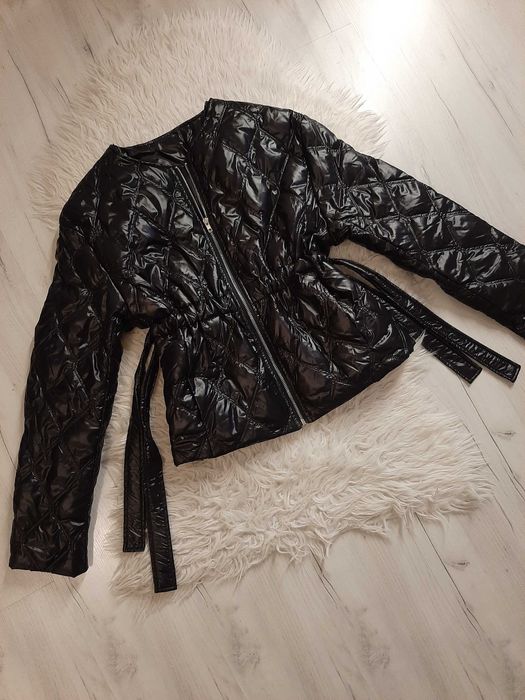 Piękna czarna pikowana lakierowana kurtka ściąga w pasie L 40
