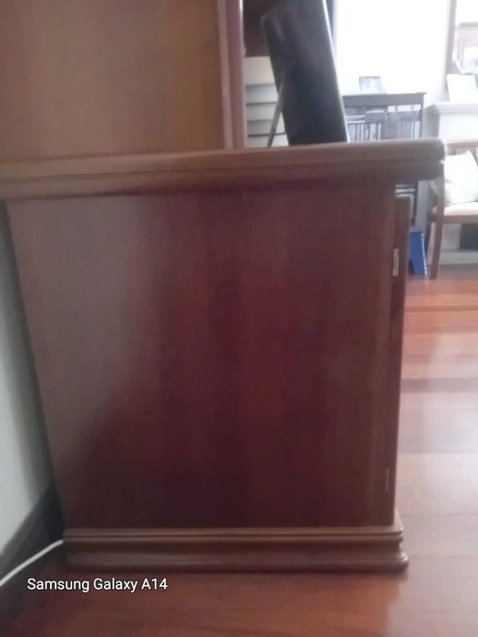 Móvel de sala ou escritório com Vitrina/Cristaleira todo em Cerejeira