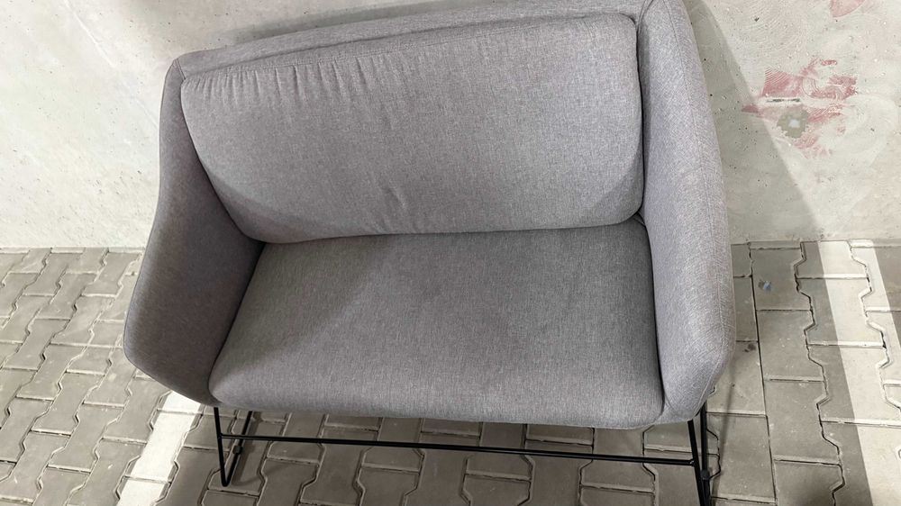 Sofa dwuosobowa Gasoina szara na czarnej podstawie