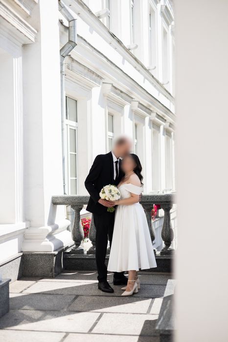 Весільна сукня довжини міді