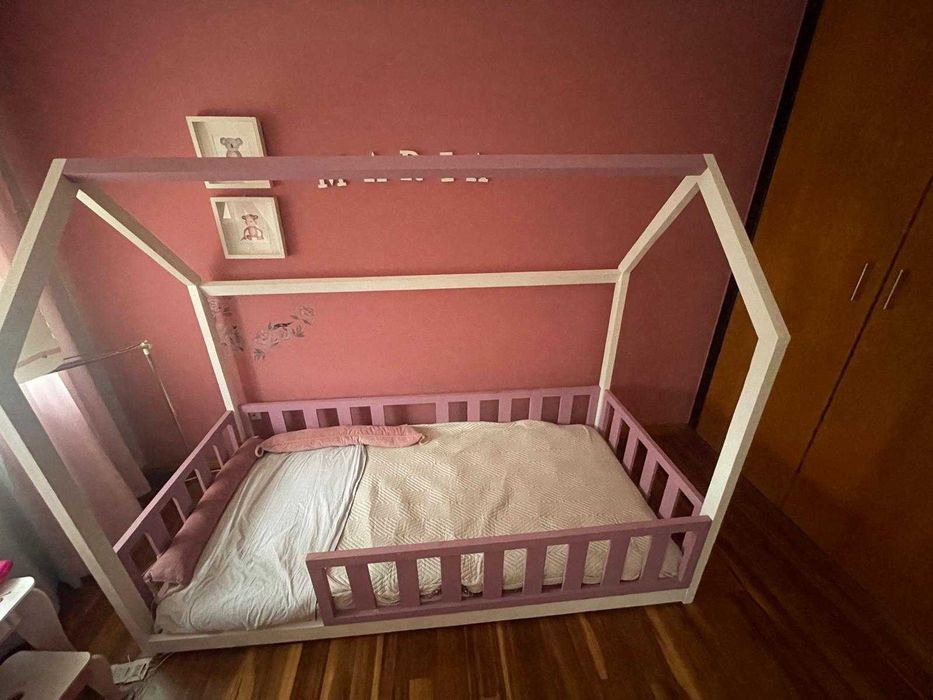 Cama Montessori criança rosa e banca