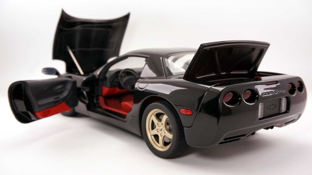 Модель UT Models AUTOart 1:18 Chevrolet Corvette (C5) Hardtop