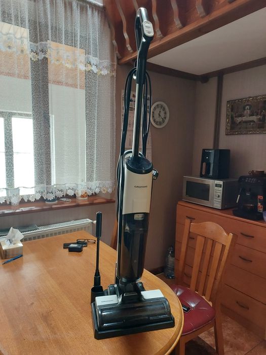 Миючий дротовий пилосос Grundig