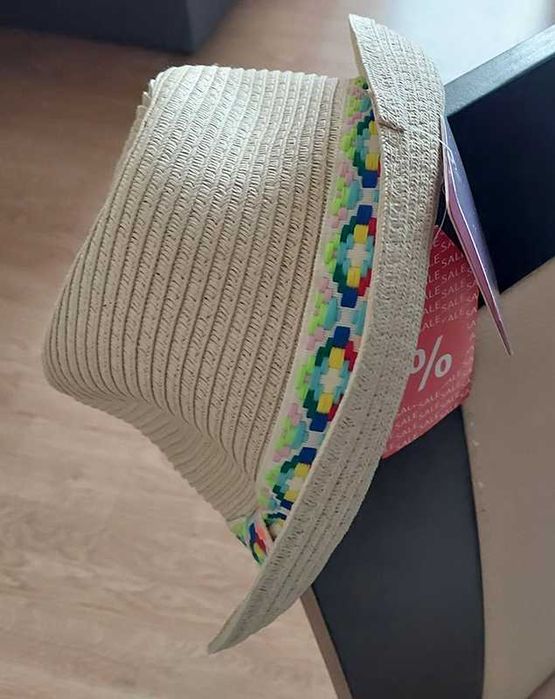 Letni kapelusz z ozdobnym wzorem