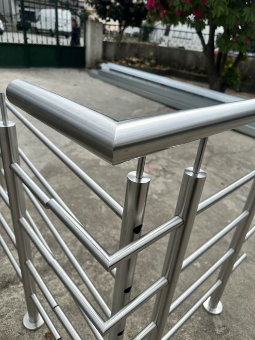 Portões, cobertos, mezaninos, escadas, serralharia em geral.