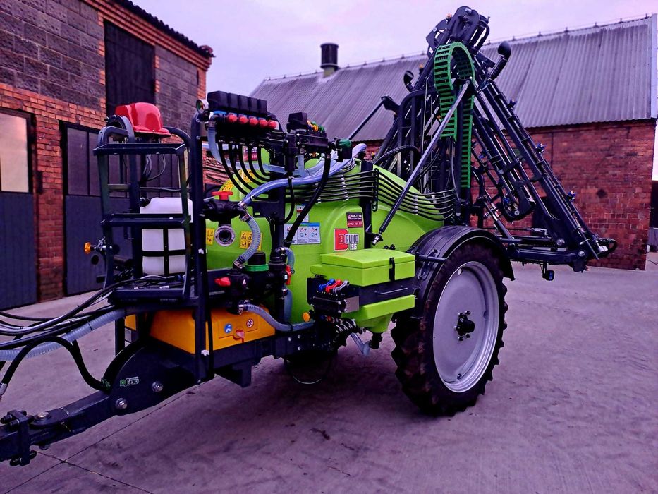 Opryskiwacz ciągany hydrauliczny belka X przyczepiany Tolmet Bruno