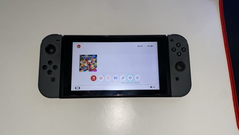 Nintendo Switch v2 cinzenta + 2 comandos extras, volantes e estojo