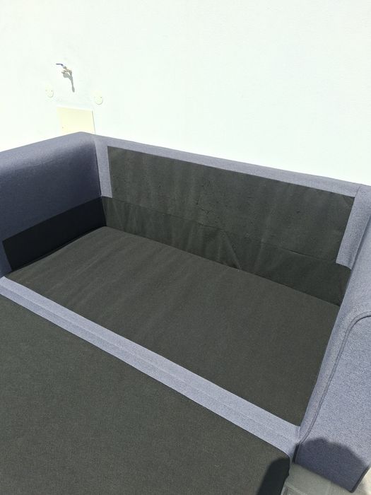 Sofá-Cama Cinza Escuro com Almofadas (Excelente Estado)