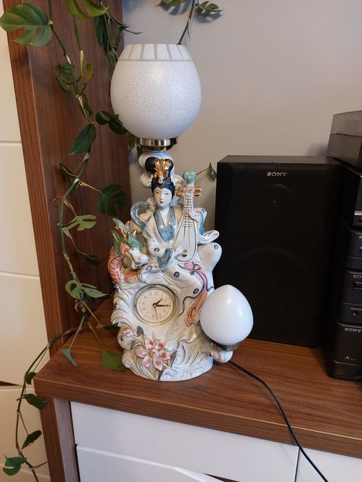 GEJSZA - śliczna porcelanowa lampa z zegarkiem.