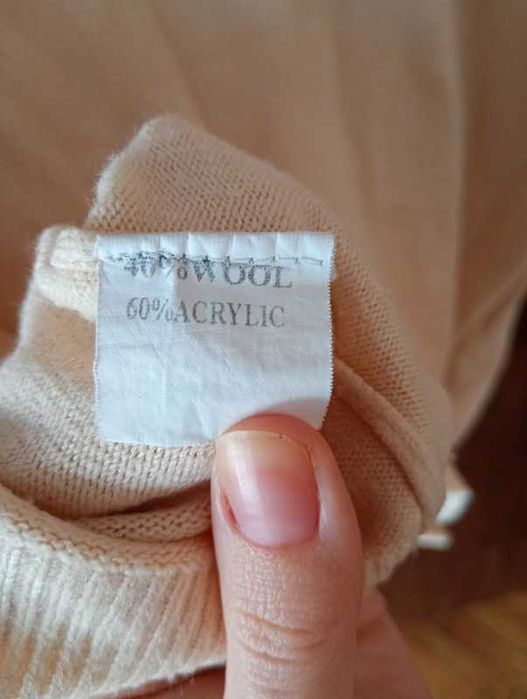 Lekki wełniany sweterek kardigan