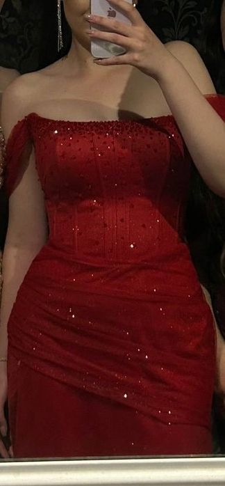 Червона випускна сукня