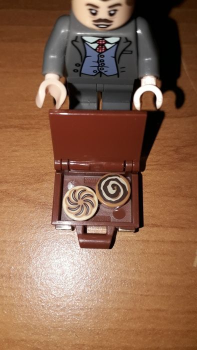 Фигурка LEGO. Якоб Ковальски с чемоданом. Фантастические Твари. Jacob Kowalski. Fantastic Beasts.