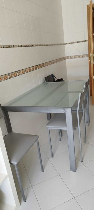 Mesa com 4 cadeiras