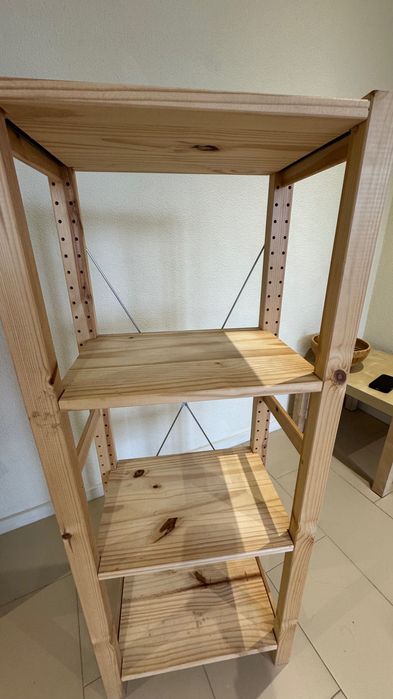 Estante de madeira maciça – sólida e em ótimo estado