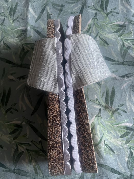 Klapki ecru z holo drobinkami 38