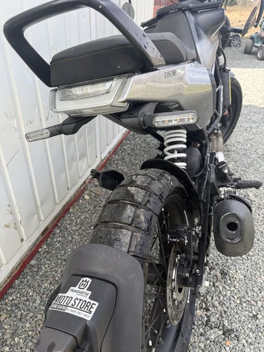 Husquvarna Svartpilen 125