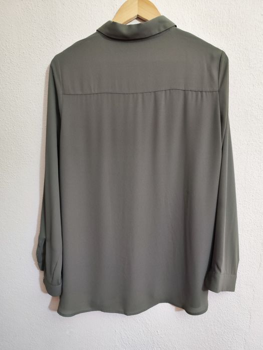 Blusa vermelha de Senhora da Bershka e Blusa verde oliva da Mango