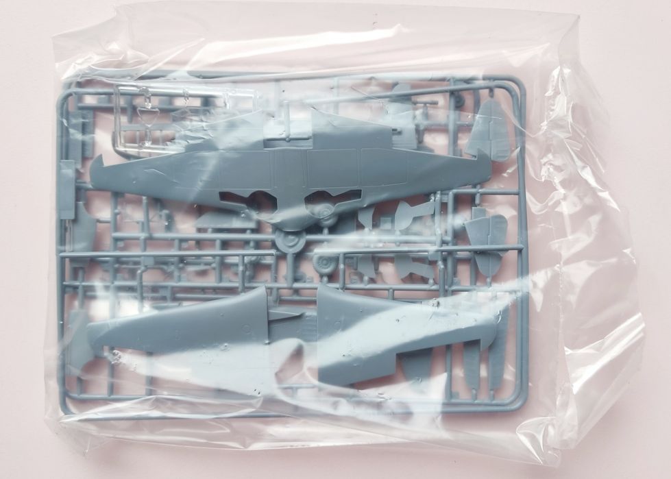 1/48 ICM Yak-9DD "WWII Soviet Long Range Fighter"64552770190594122