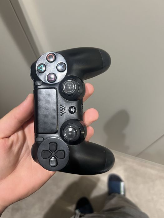 PS4 Slim 1TB + comando e cabos