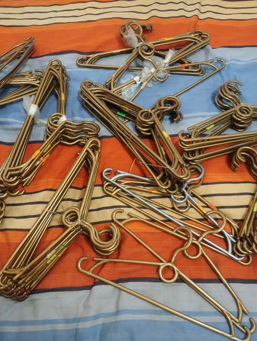 Плечики пластиковьіе  прочньіе с поворотньіми крючками в 2-х.цветах