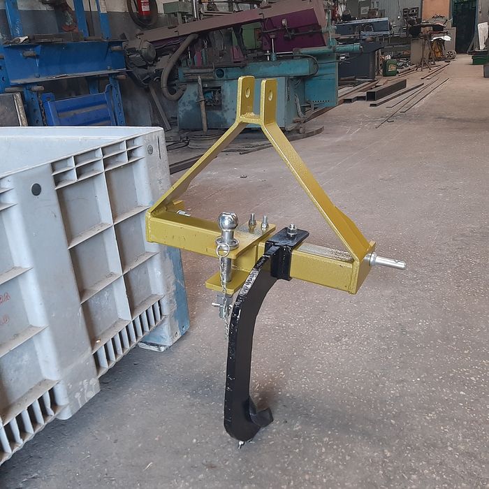 Engate com ripper para trator