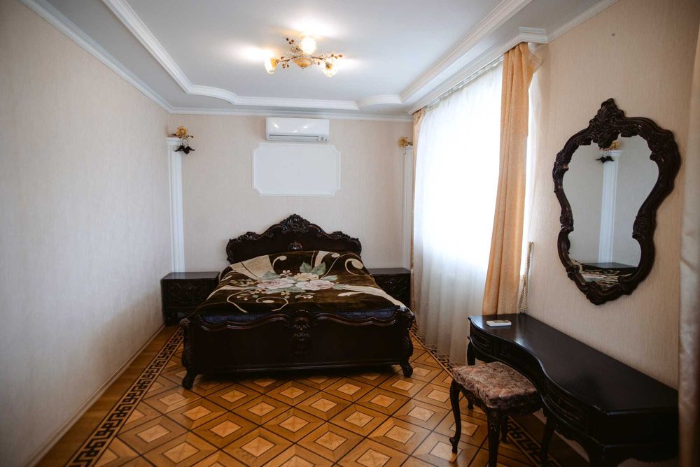 Оренда будинку на березі Дніпра з басейном.