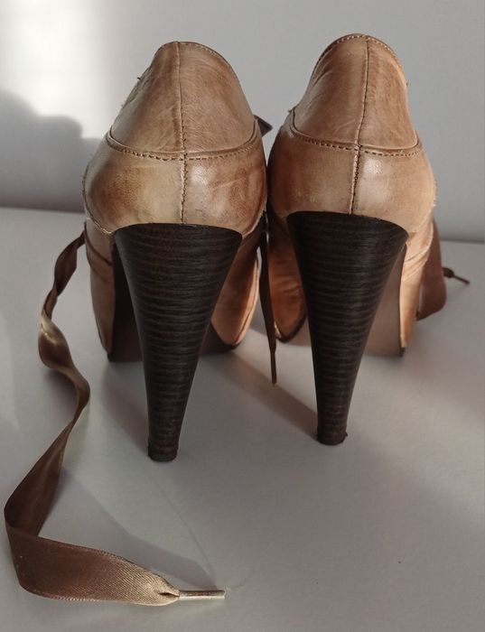 Botins de Tacão em Pele 38