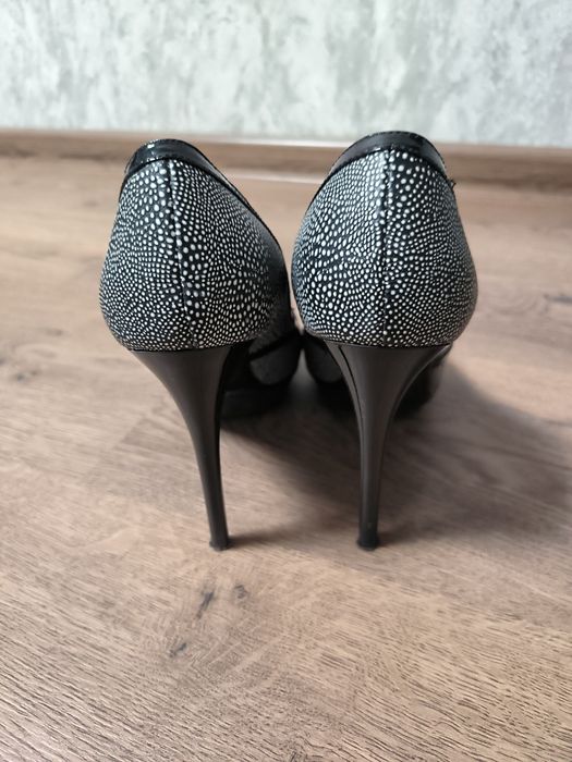 Жіночі туфлі на високих підборах