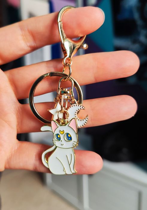 Sailor Moon - metalowy breloczek Kot Artemis.