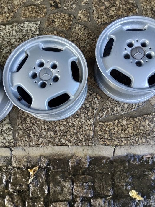 Faróis de Mercedes Benz classe e jantes E