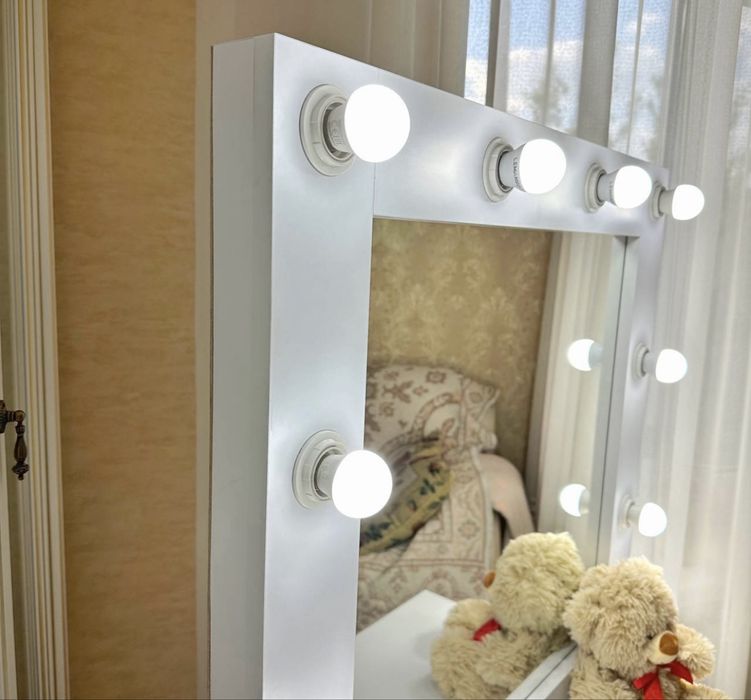 Гримерний столик з підсвічуванням і лампами