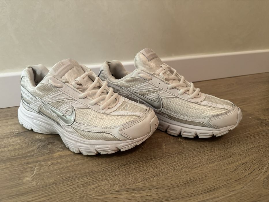 Nike initiator white