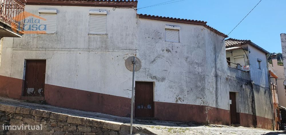 Duas casas numa Aldeia vinhateira