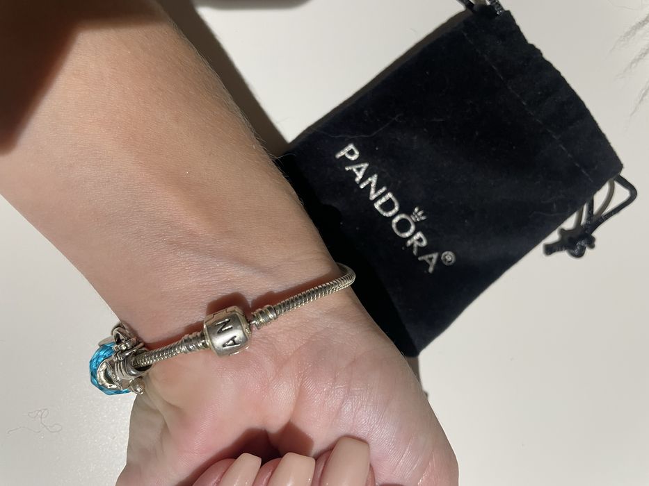 Pulseira Pandora com vários pendentes