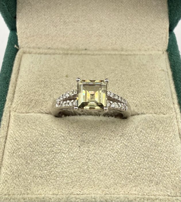 Złoty pierścionek 750 z diasporem 1,50ct i diamentami 0,10ct