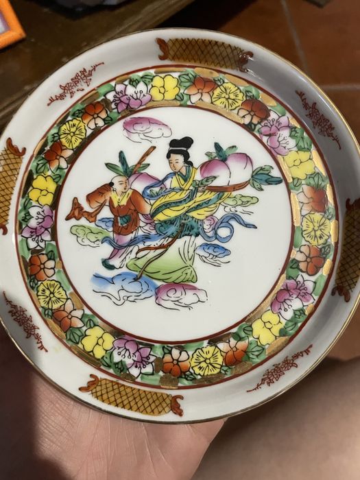 prato decorativo de porcelana oriental pintado à mão