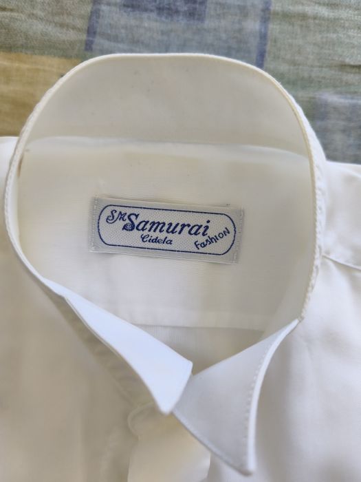 4 camisas brancas