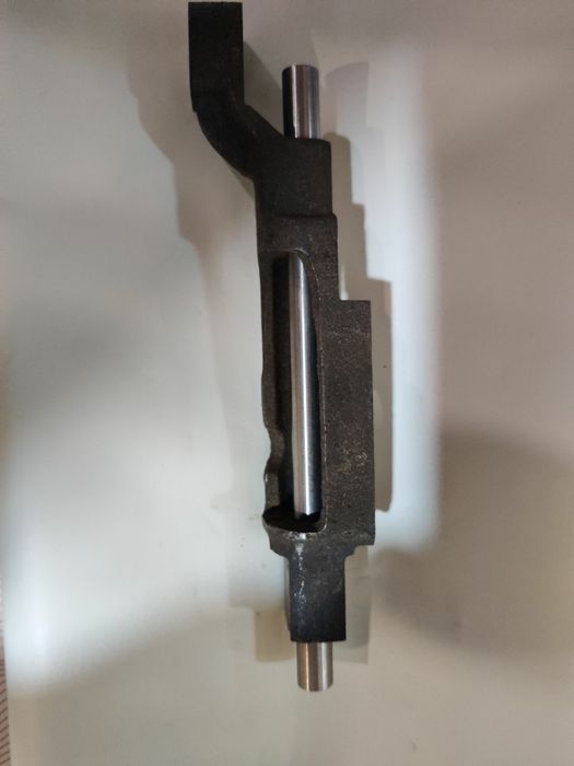 Игловод промышленной швейной машины для кожи.