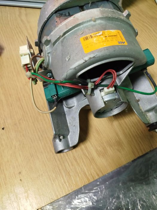 Мотор б/у на стиральную машину Ariston avsl80  в идеальном состоянии !