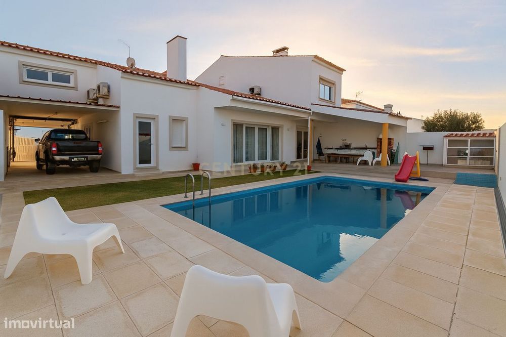 Moradia Premium com Piscina, Mezanino, Cave, Furo e Garagem para 3 Car