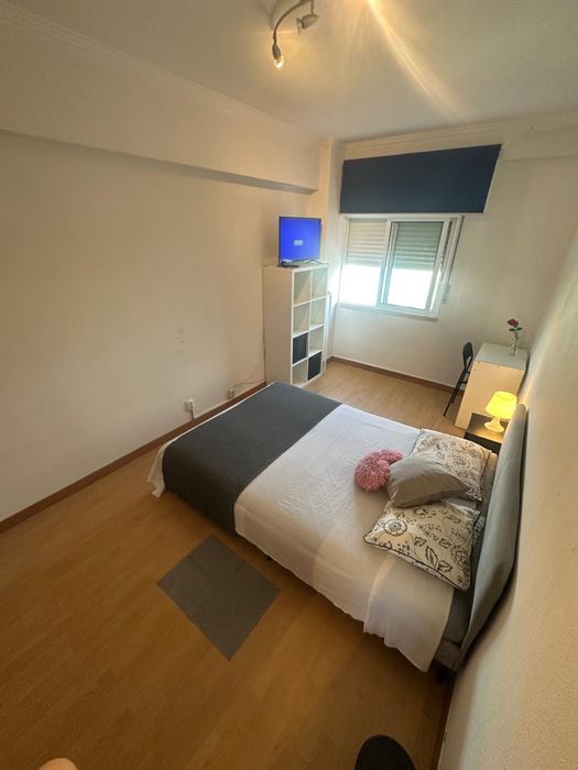 Quarto mobiliado para arrendar no centro da Moita
