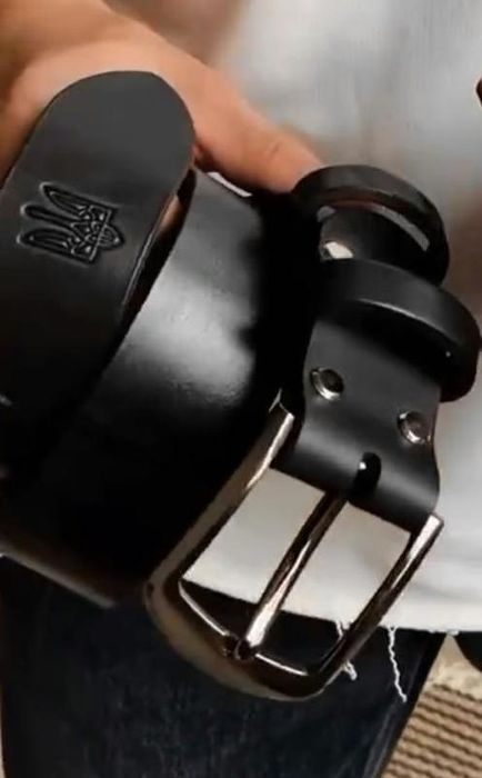 Чоловічий шкіряний чорний ремінь з тисненням герба тризубця